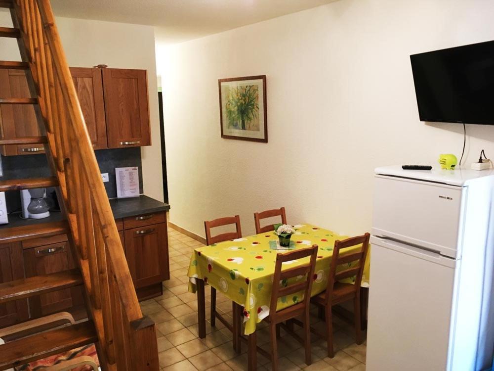 Gites Le Pressoir Vias Exterior photo