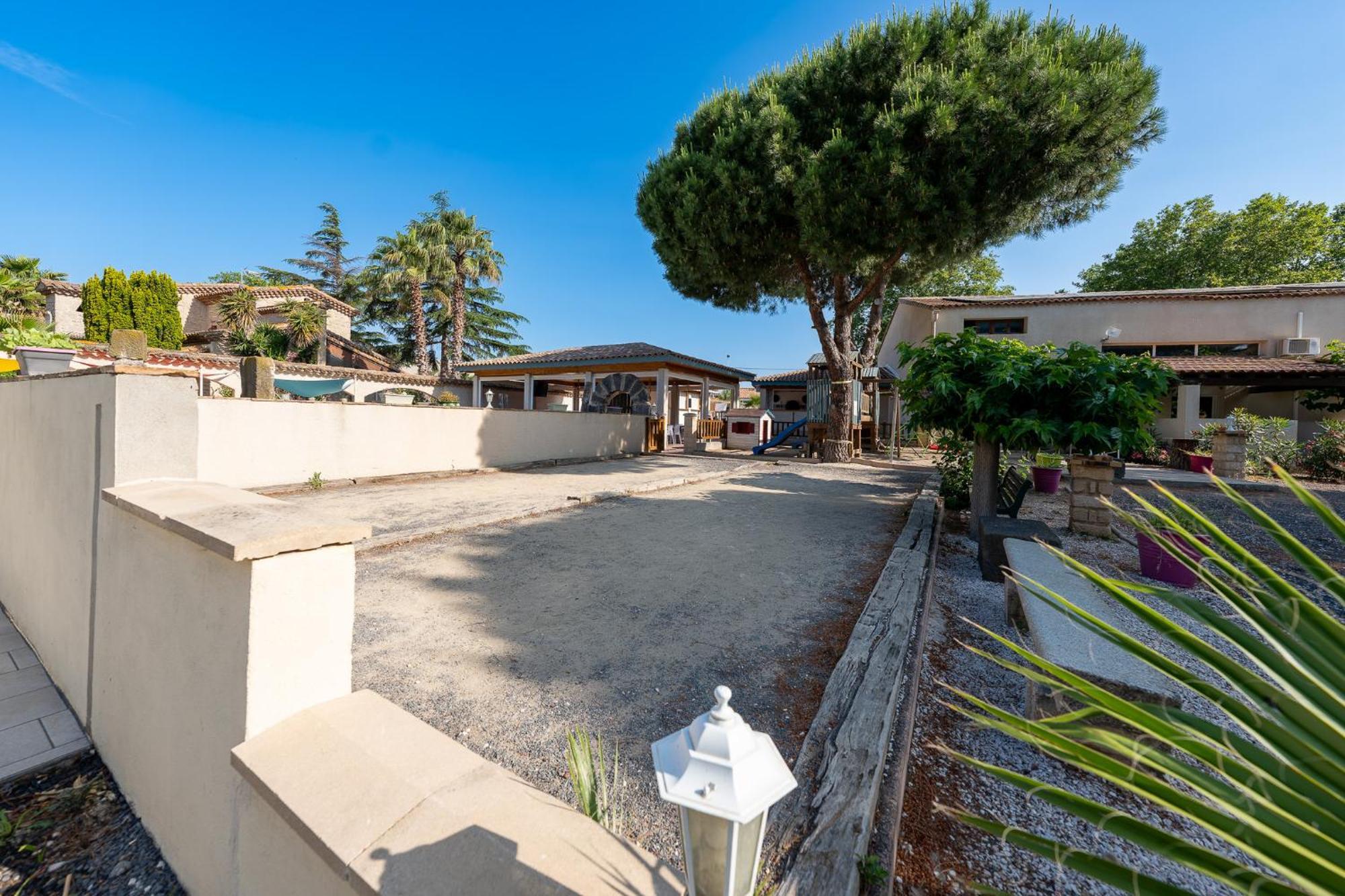 Gites Le Pressoir Vias Exterior photo
