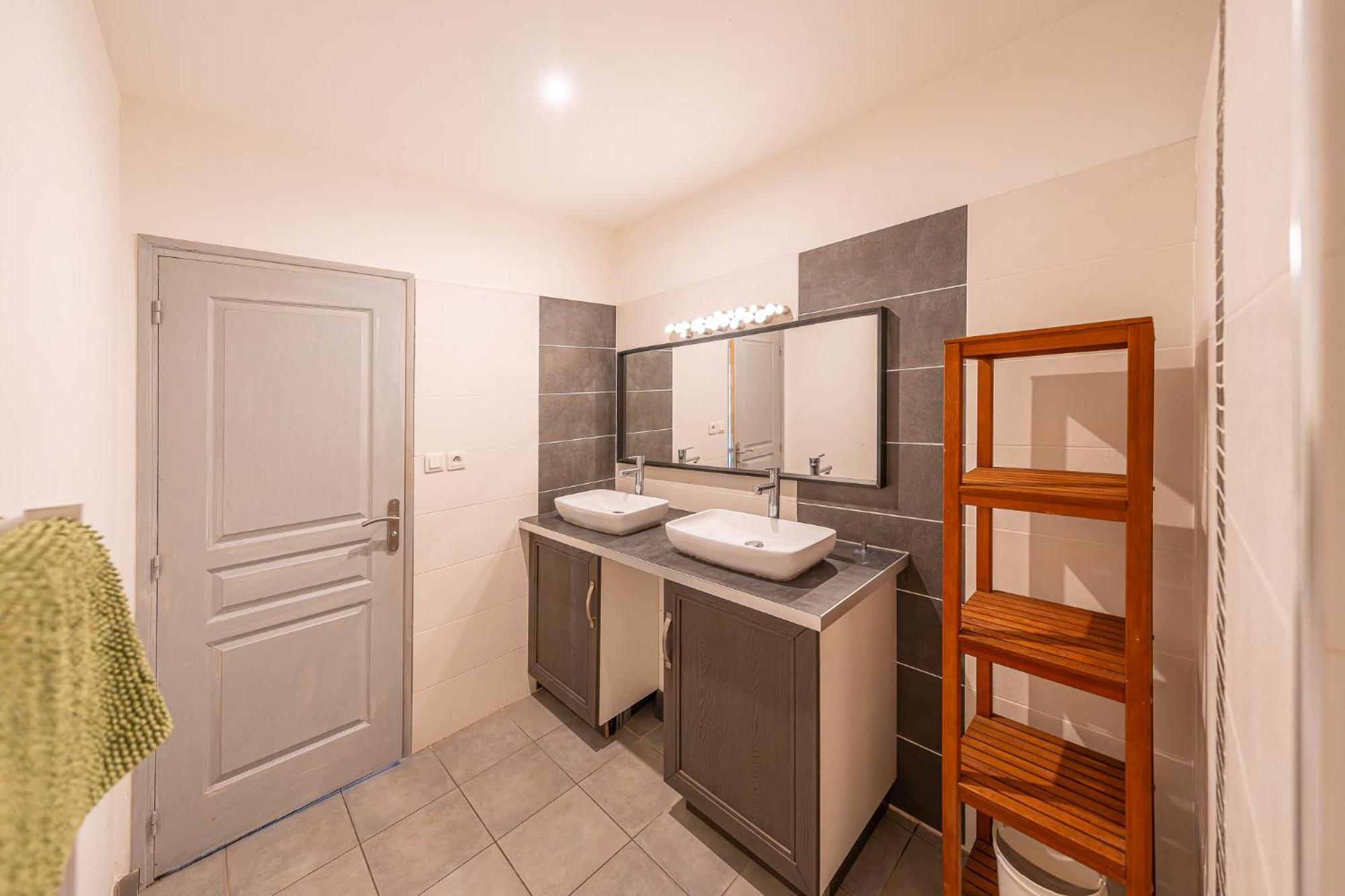 Gites Le Pressoir Vias Exterior photo